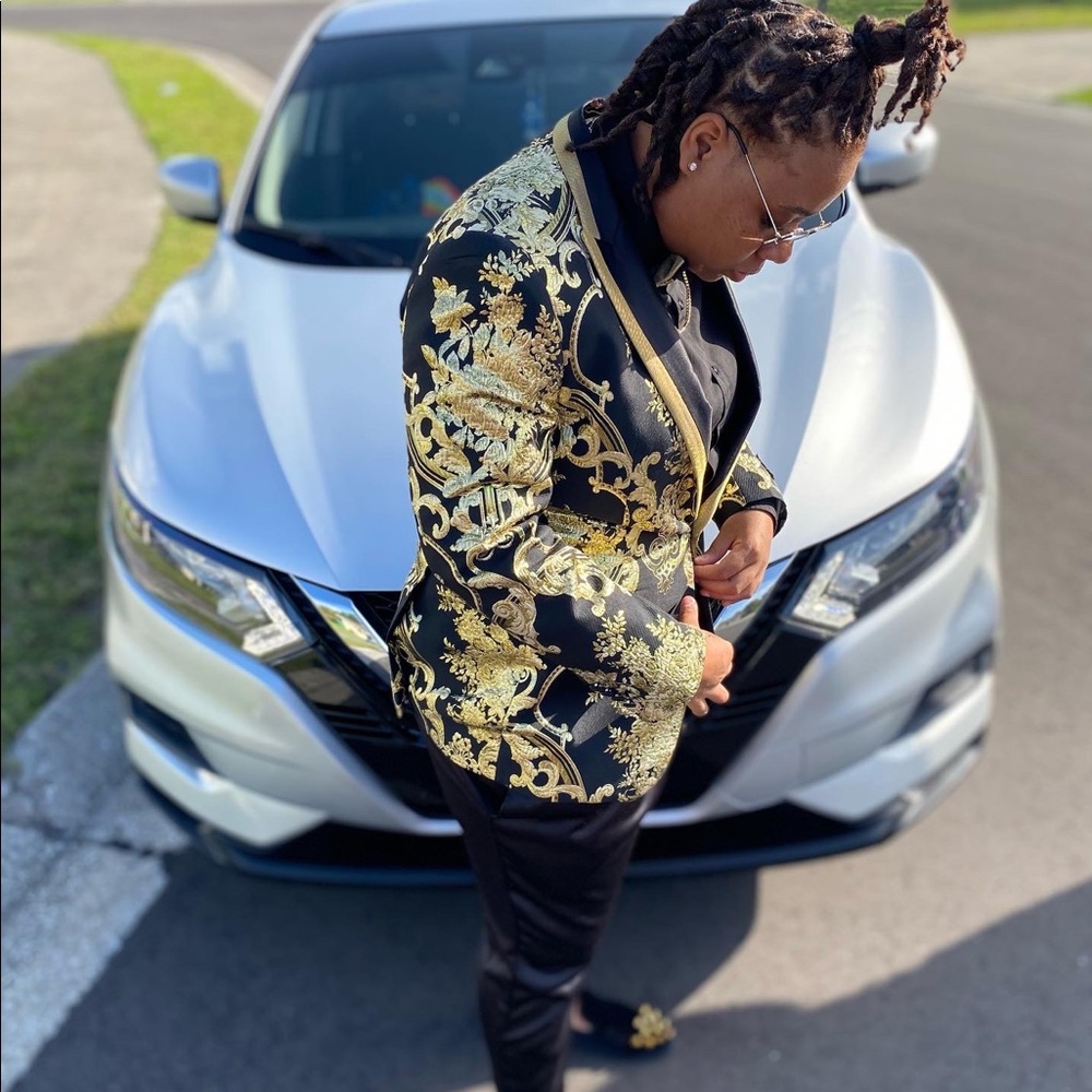 Hi! I’m selling my formal blazer and bow tie to match! I wore it once for prom!